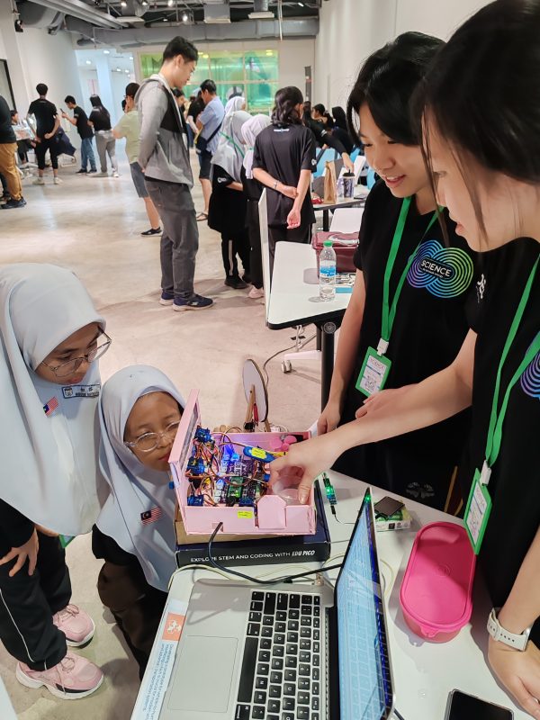 SCIENCE fair photo by Hidayah