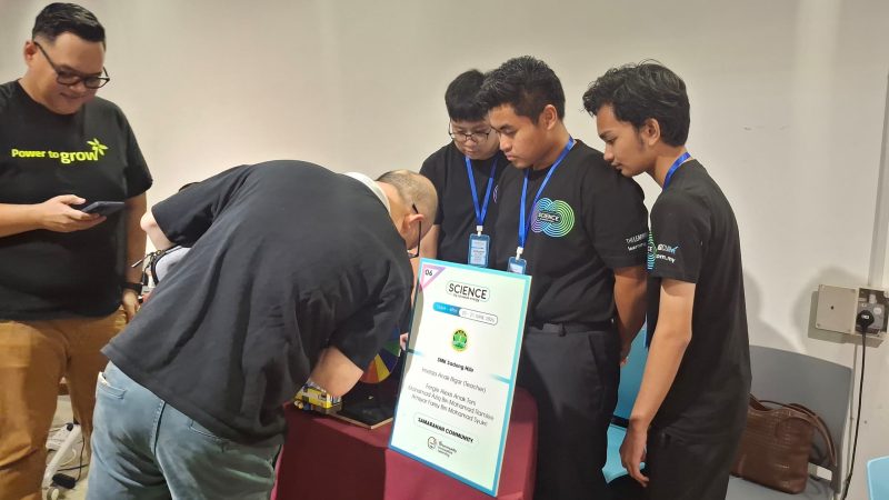 SCIENCE fair photo by Fergie Alexis anak Toni