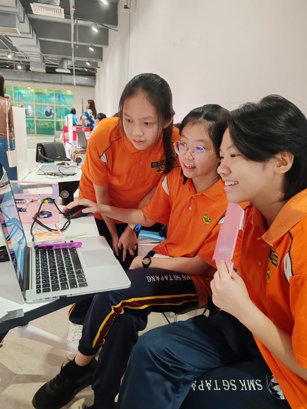 SCIENCE fair photo by Hidayah